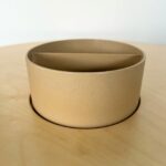 Pot de rangement beige sur une table