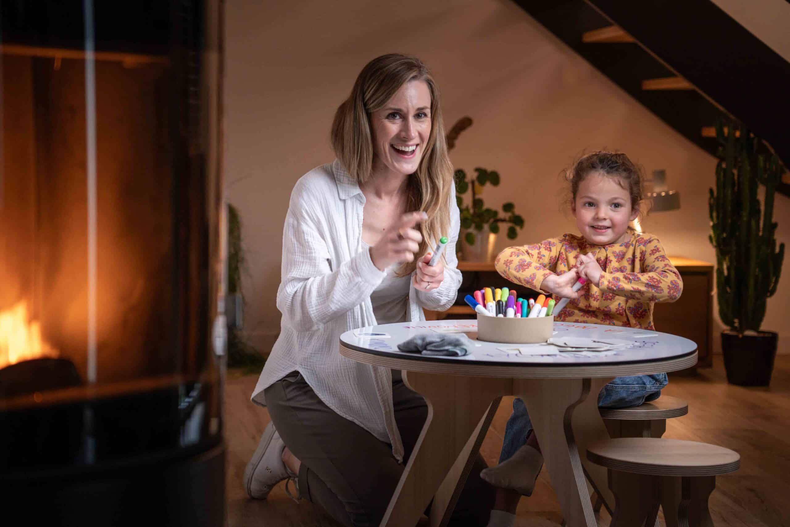 Mère et fille autour de la Drawin'table
