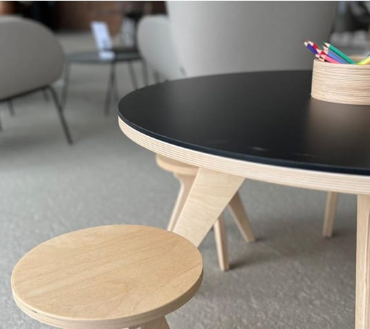 Table Drawin’table XXL installée dans un lieu accueillant du public