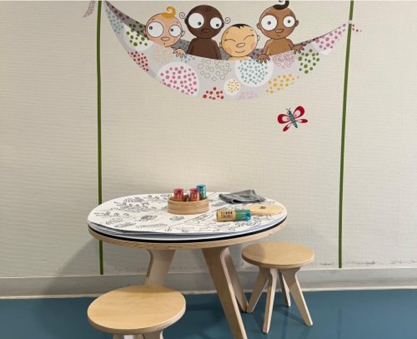 Table Drawin’table installée dans une maternité