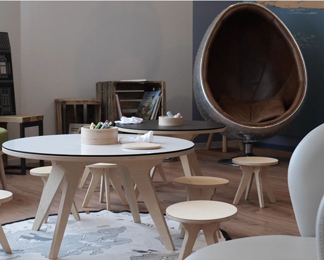 Table Drawin’table XXL installée dans un lieu accueillant du public