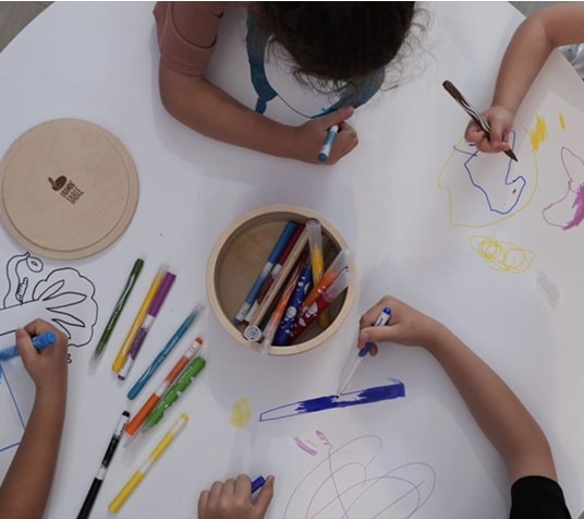 Table Drawin’table XXL installée dans un lieu accueillant du public