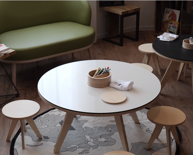 Table Drawin’table XXL installée dans un lieu accueillant du public