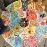 Drawin’table® XXL – Table à dessin pour enfants en bois naturel (Ø 90 cm)
