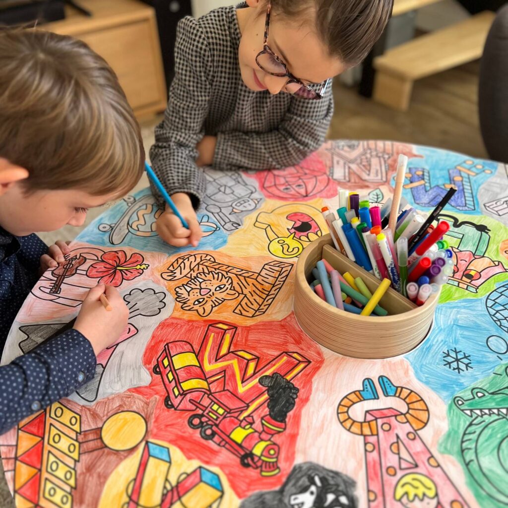 Ensemble Drawin’table® XXL + 4 tabourets – Table à dessin pour enfants