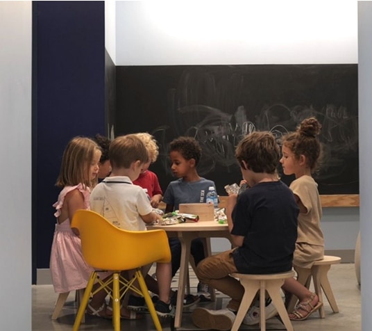 Table Drawin’table XXL installée dans un lieu accueillant du public