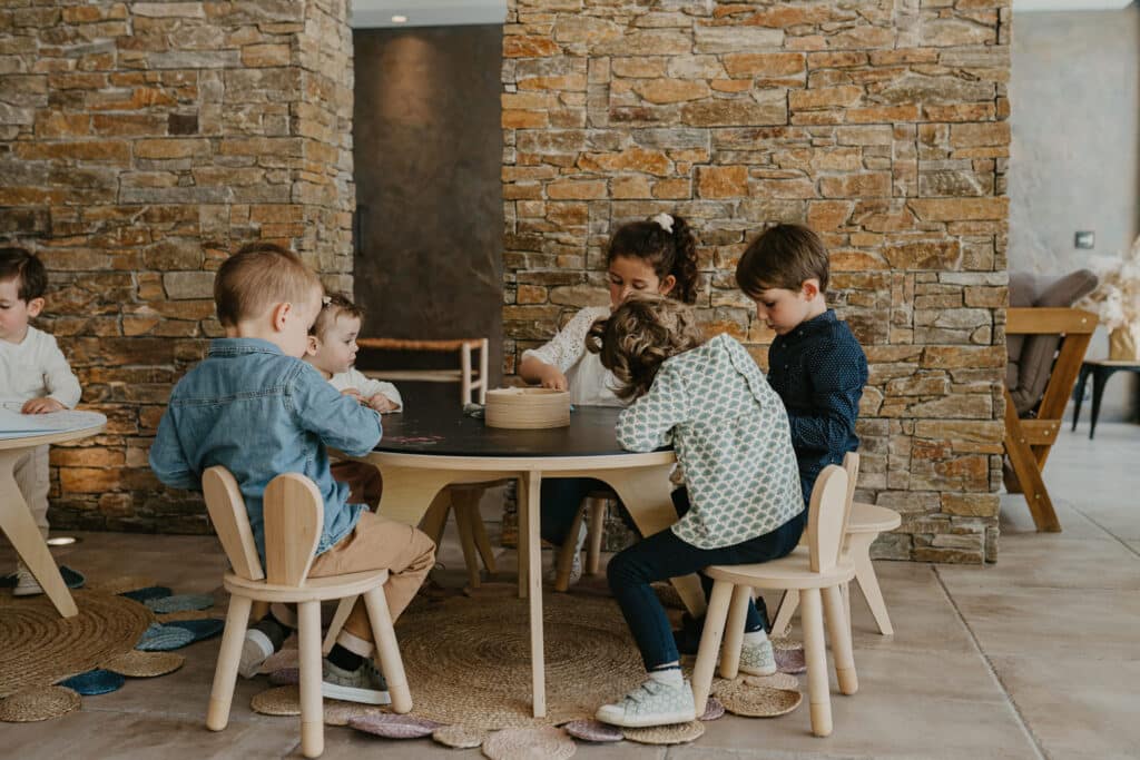 Ensemble Drawin’table® XXL + 4 tabourets – Table à dessin pour enfants