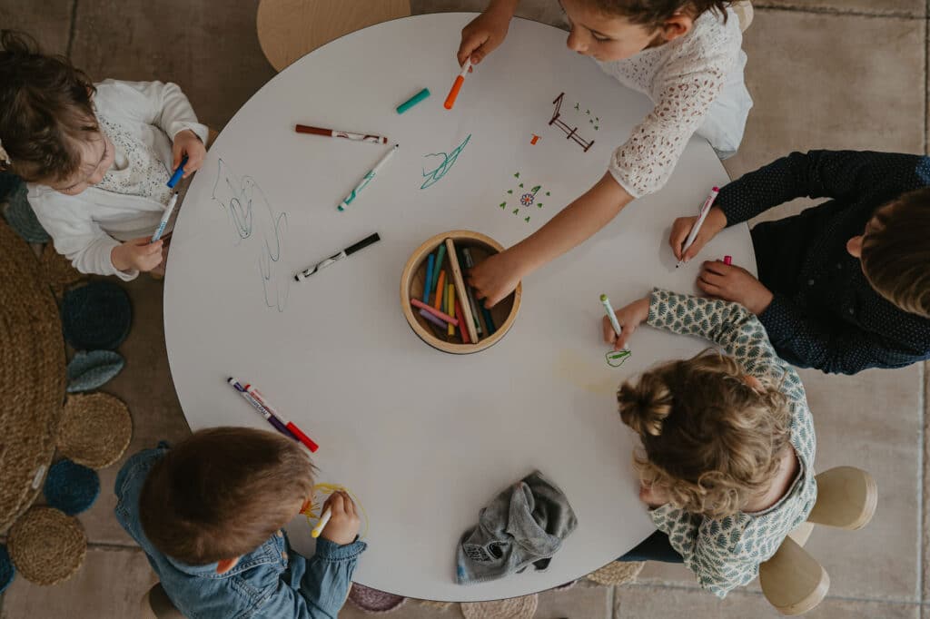 Ensemble Drawin’table® XXL + 4 tabourets – Table à dessin pour enfants