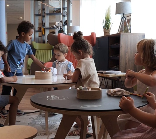 Table Drawin’table XXL installée dans un hôtel