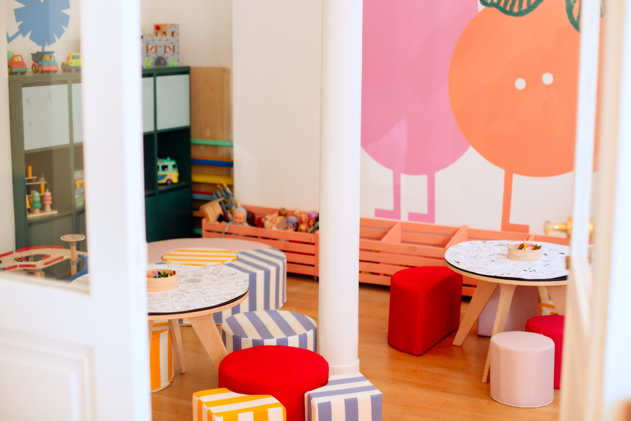 Salle de jeux colorée pour enfants avec jouets