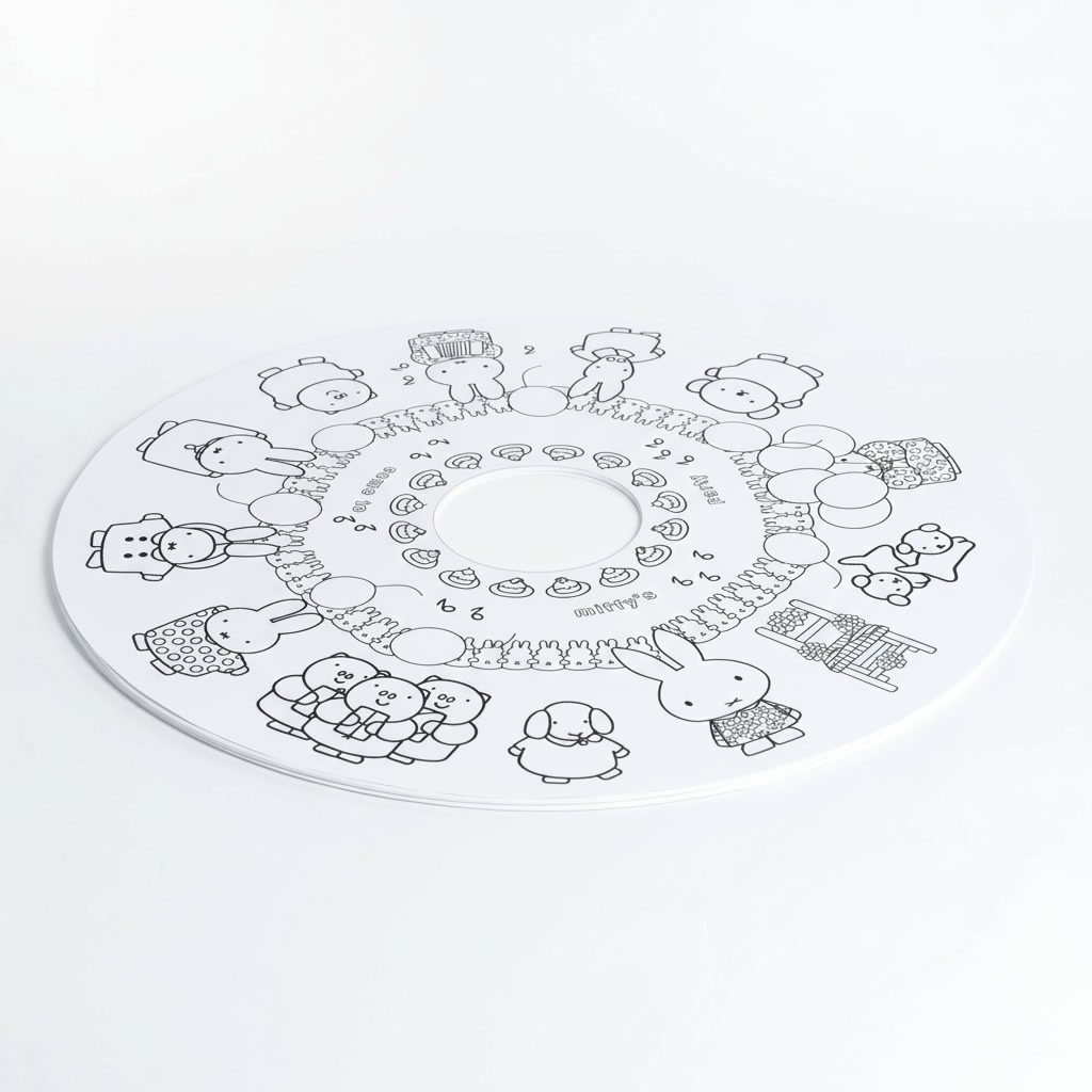 Assiette blanche décorée de personnages dessinés mignons.