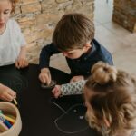 Drawin'table® XXL Set + 4 Hocker – Kinderzeichentisch