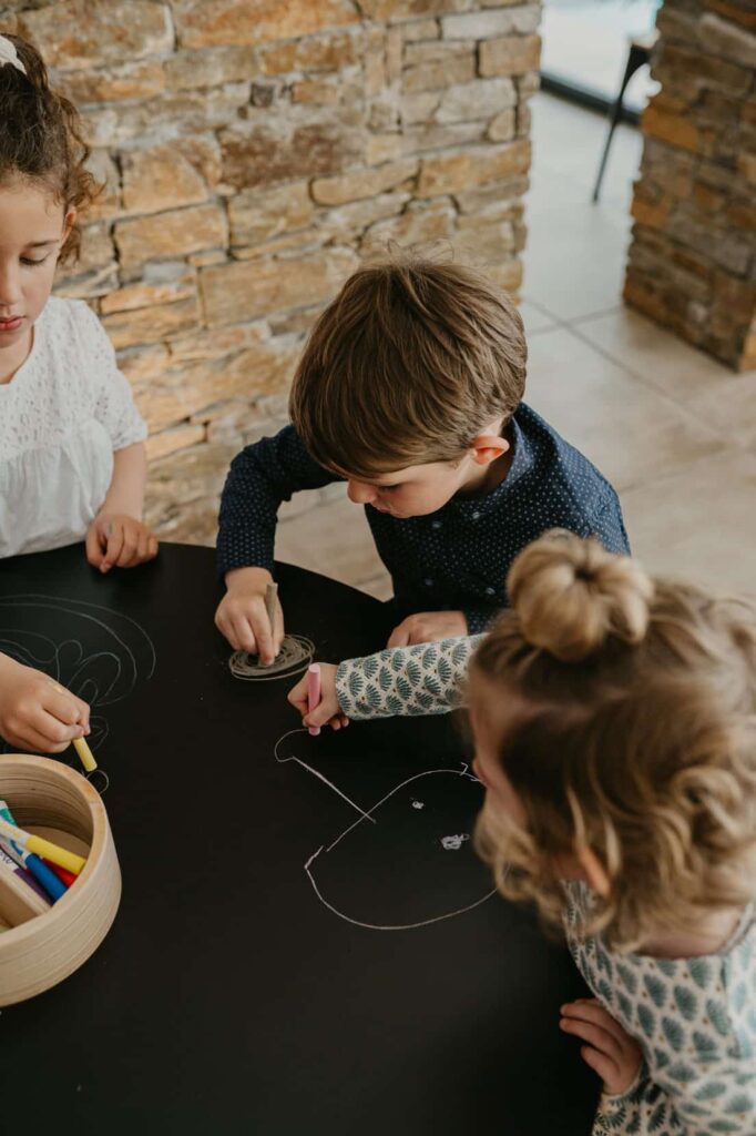 Drawin'table® XXL Set + 4 Hocker – Kinderzeichentisch