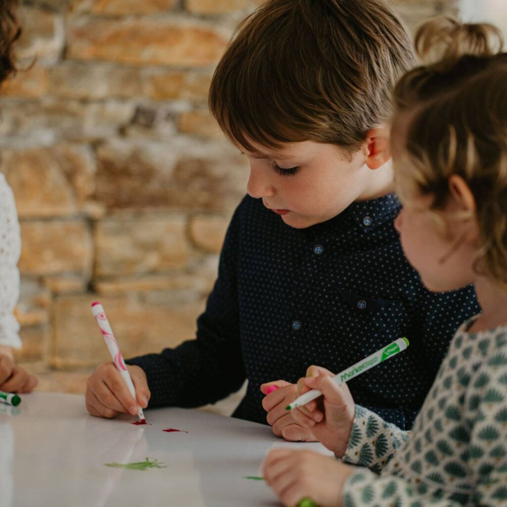 Drawin'table® XXL – Kinderzeichentisch aus Naturholz (Ø 90 cm)