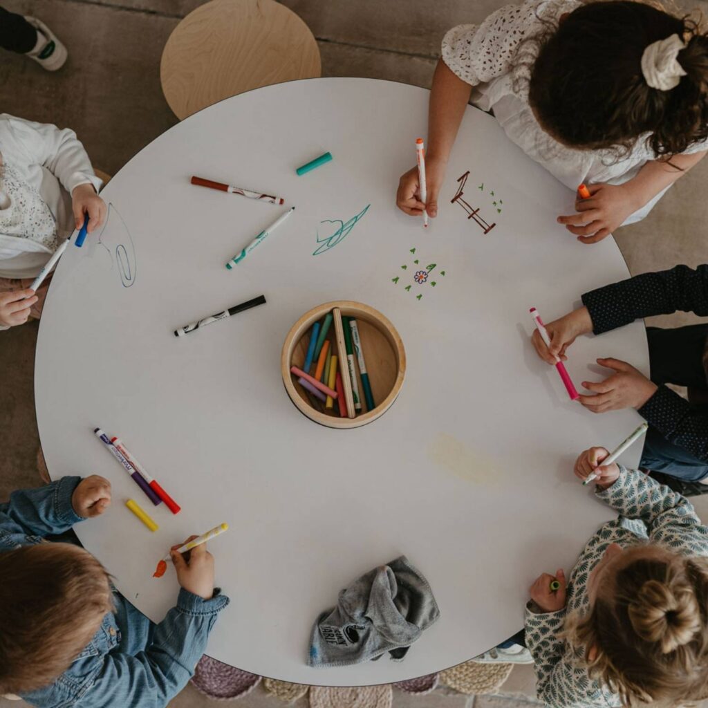 Drawin'table® XXL – Kinderzeichentisch aus Naturholz (Ø 90 cm)