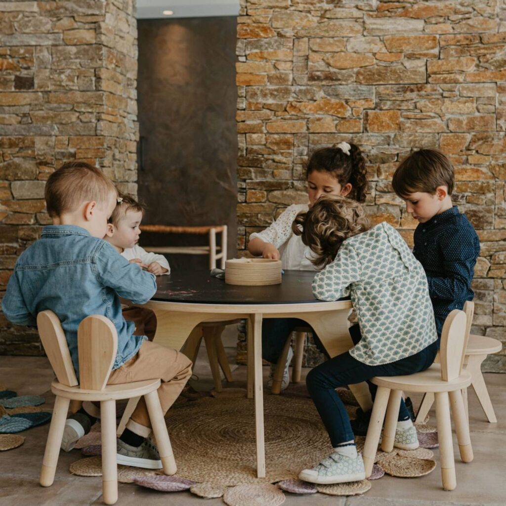 Drawin'table® XXL Set + 4 Hocker – Kinderzeichentisch