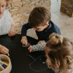 Drawin'table® XXL Set + 4 Hocker – Kinderzeichentisch