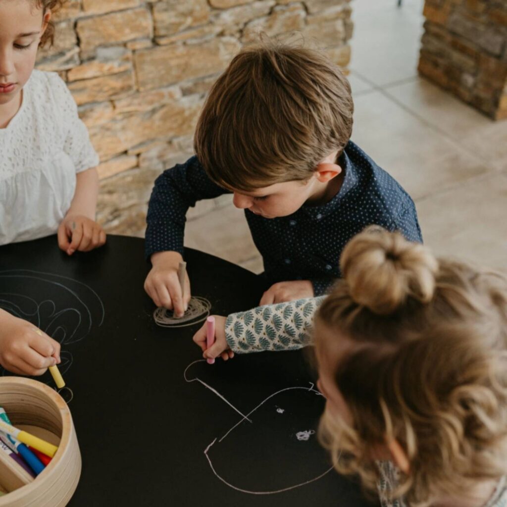 Drawin'table® XXL – Kinderzeichentisch aus Naturholz (Ø 90 cm)