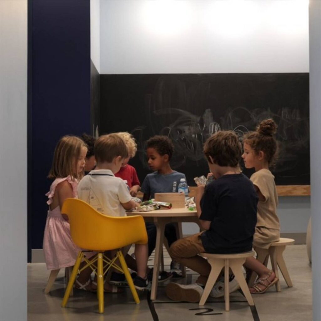 Drawin'table® XXL – Kinderzeichentisch aus Naturholz (Ø 90 cm)