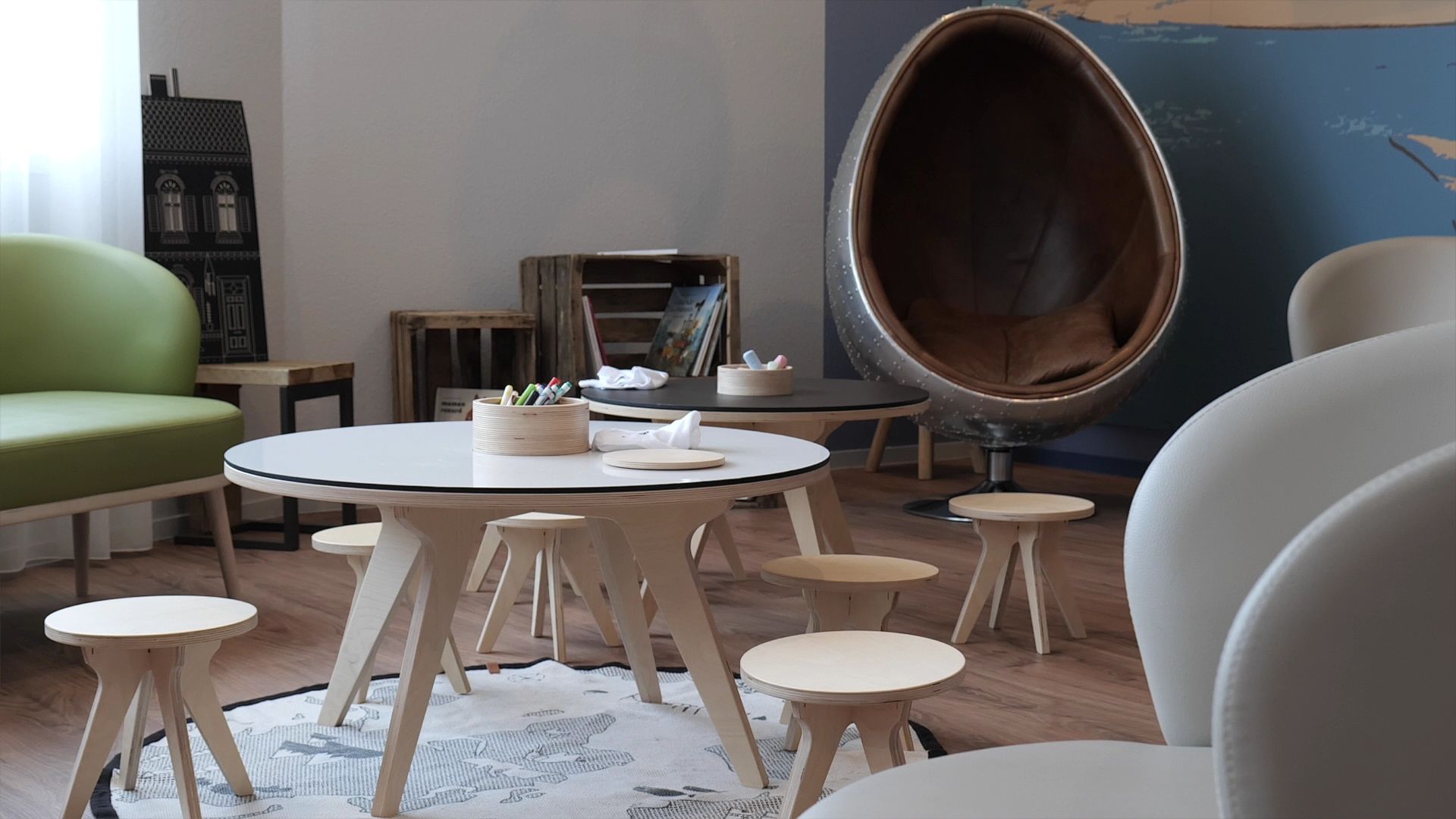 Coin lecture enfant avec tables et tabourets