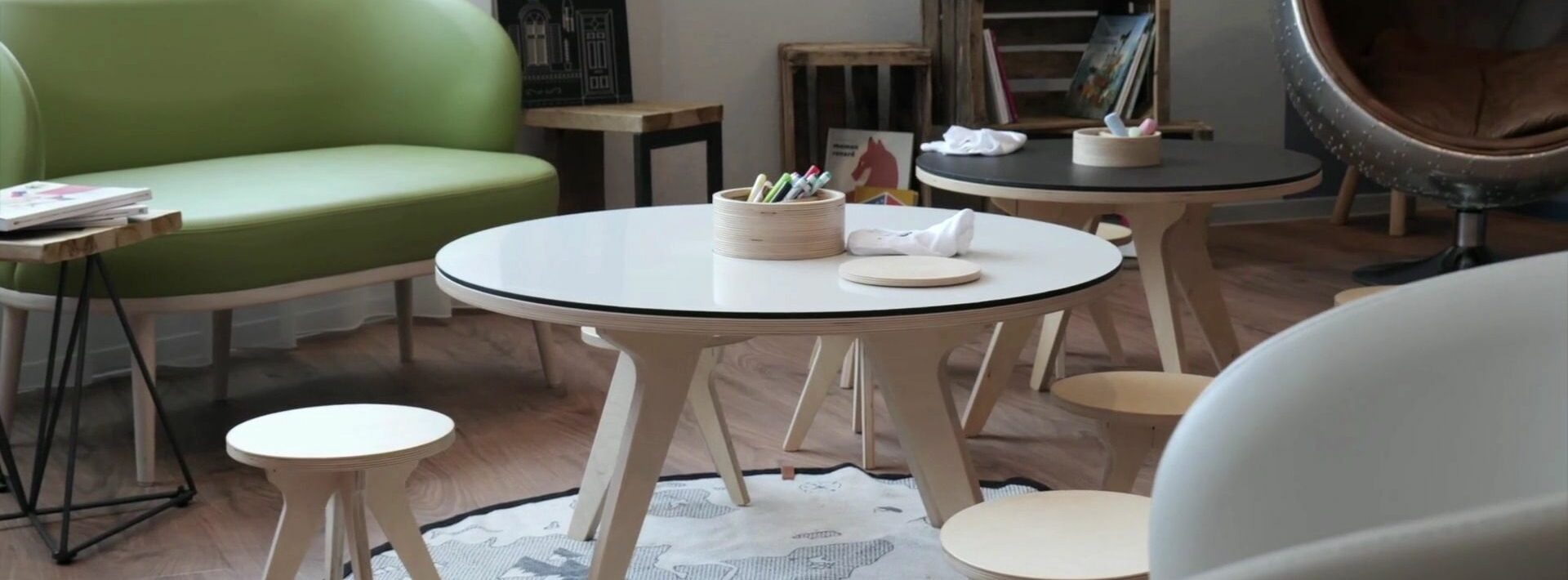 Coin enfants avec tables rondes et tabourets