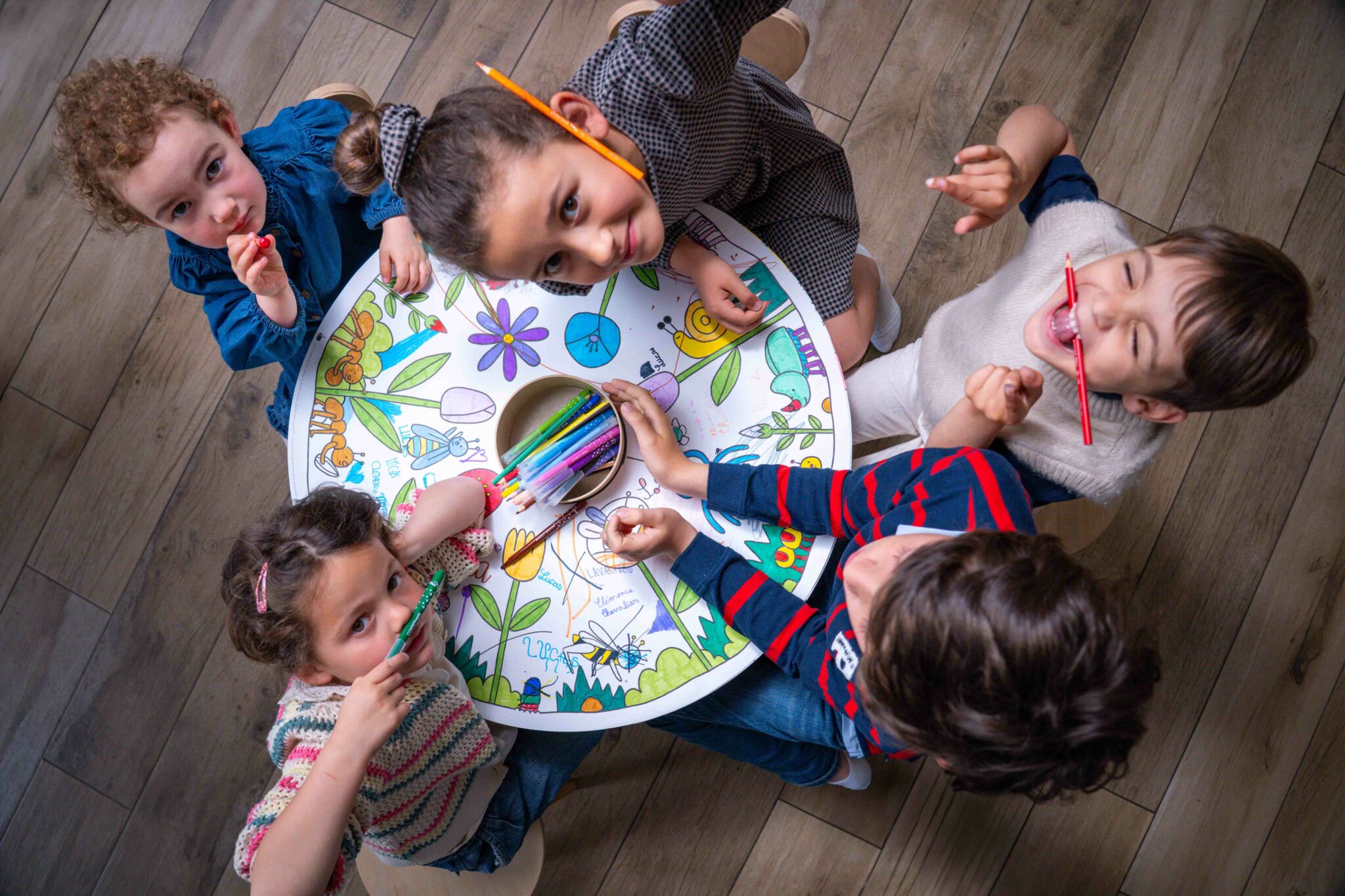 Enfants autour d’une table de coloriage Drawin’kids – idée cadeau de Noël