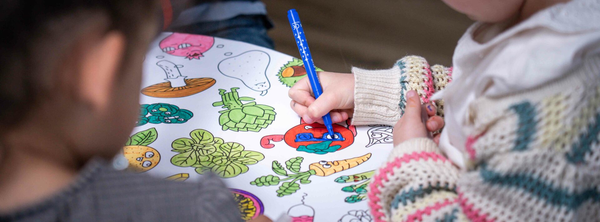 Enfants coloriant des dessins de légumes