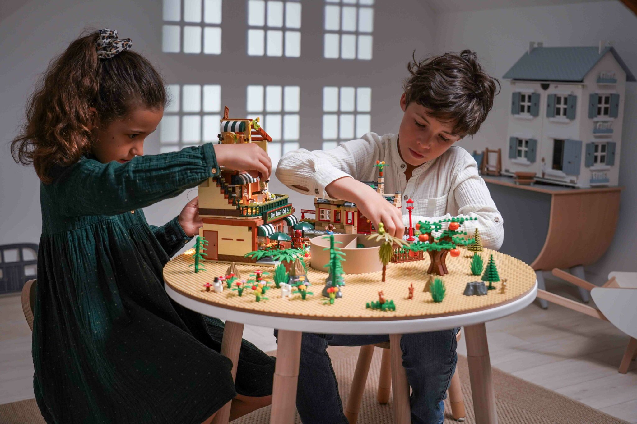 Deux enfants construisent une ville en Lego