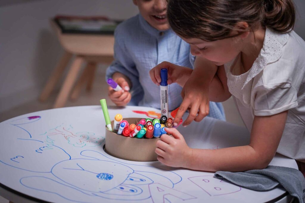 Zeichentafel – Abwischbare Tafel für den Kindertisch
