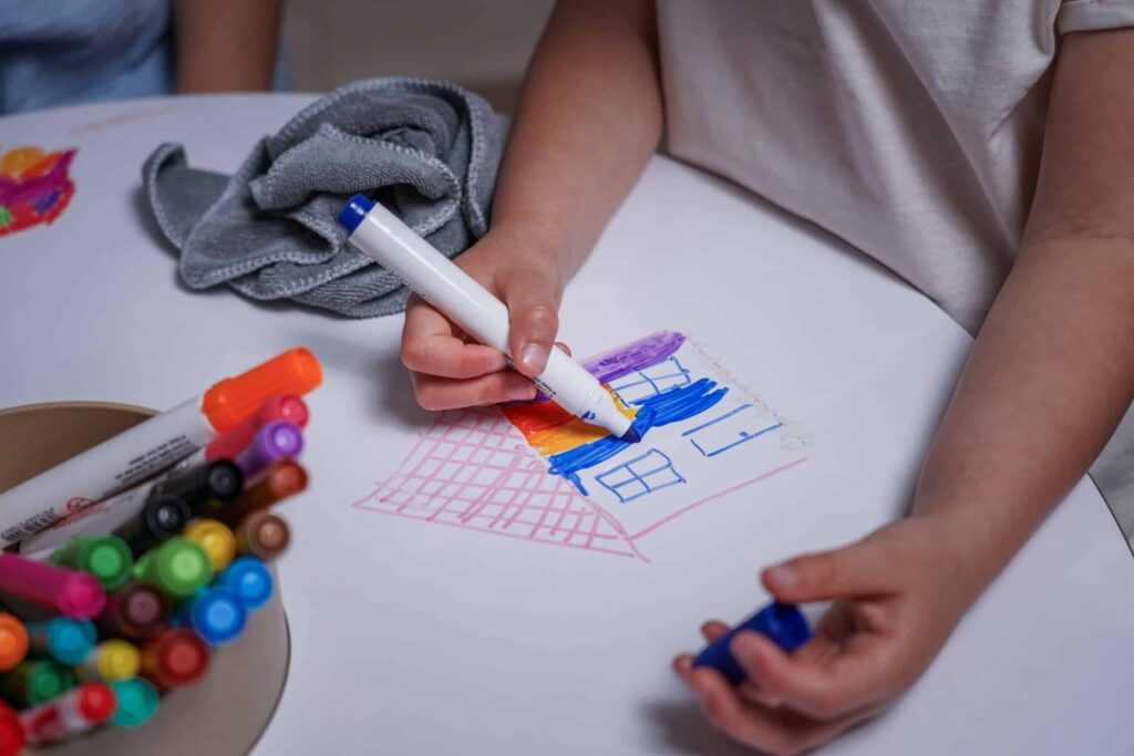 Zeichentafel – Abwischbare Tafel für den Kindertisch