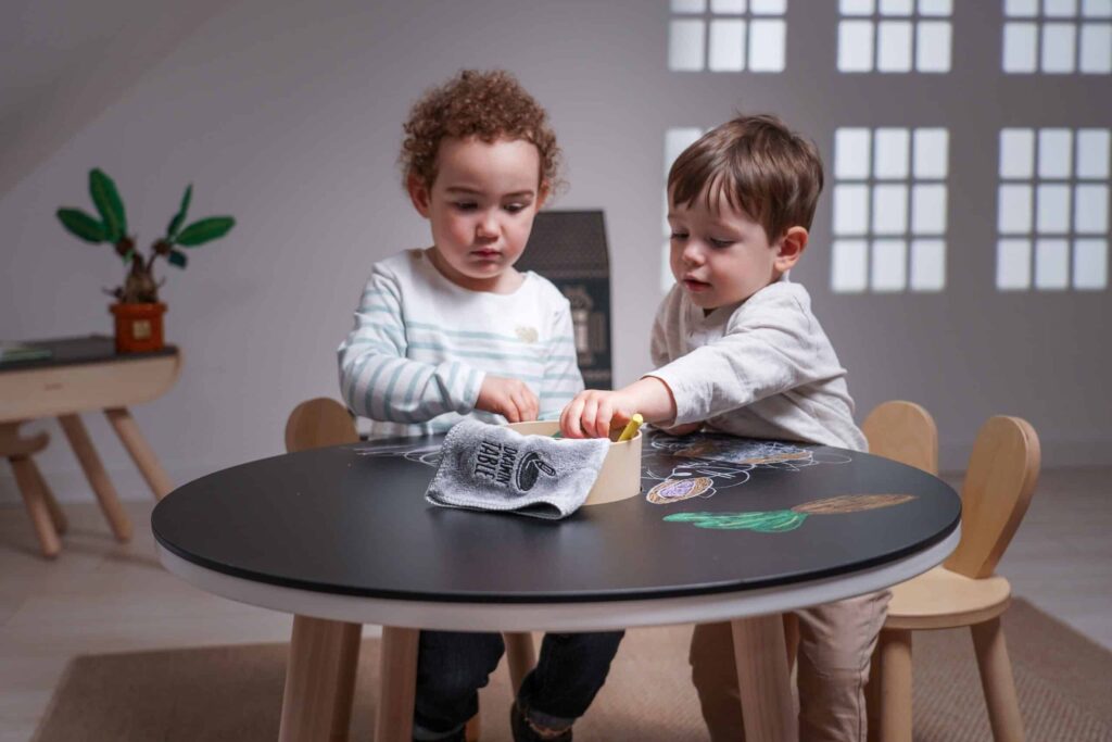 Zeichentafel – Abwischbare Tafel für den Kindertisch
