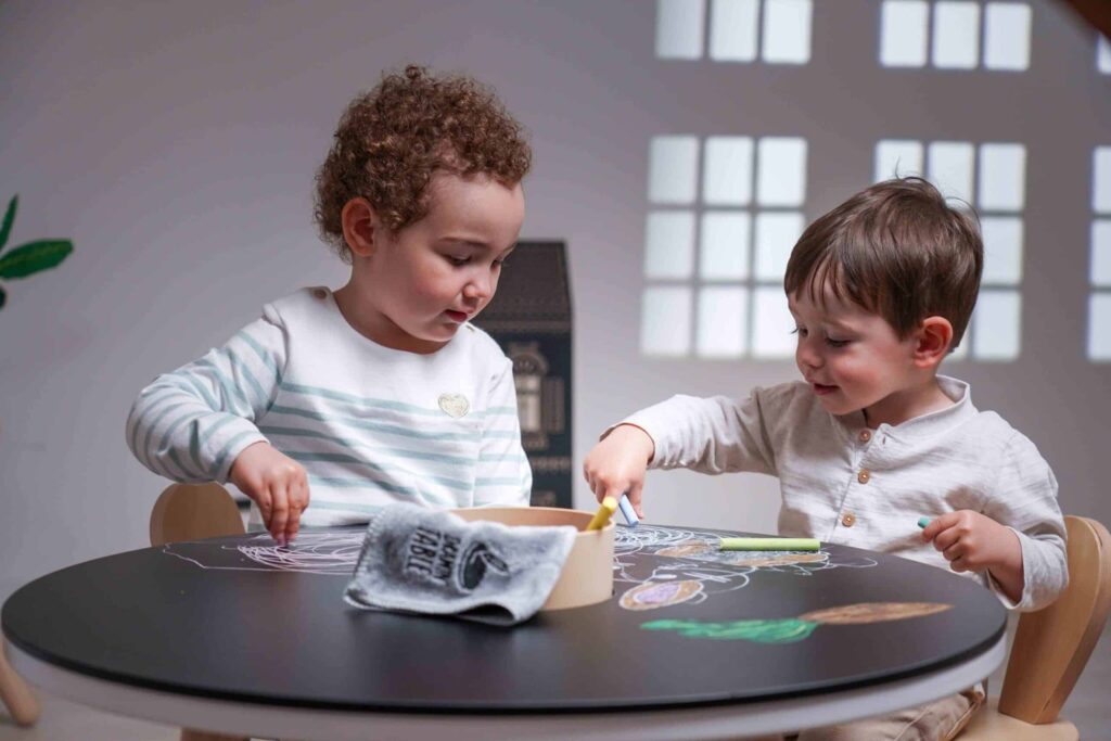 Zeichentafel – Abwischbare Tafel für den Kindertisch