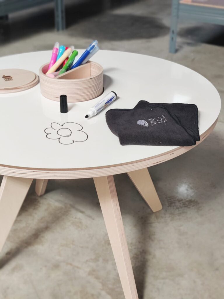 Stiftehalter aus Holz und recyceltem Kunststoff