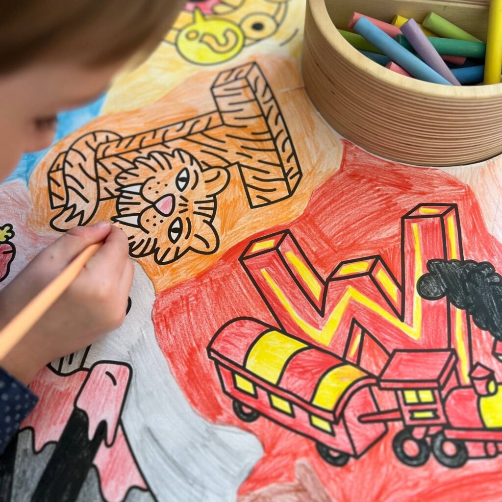 Drawin'table® XXL Set + 4 Hocker – Kinderzeichentisch