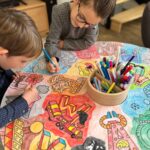 Drawin'table® XXL – Kinderzeichentisch aus Naturholz (Ø 90 cm)