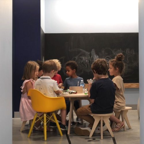 1 grande table activités enfant maternelle