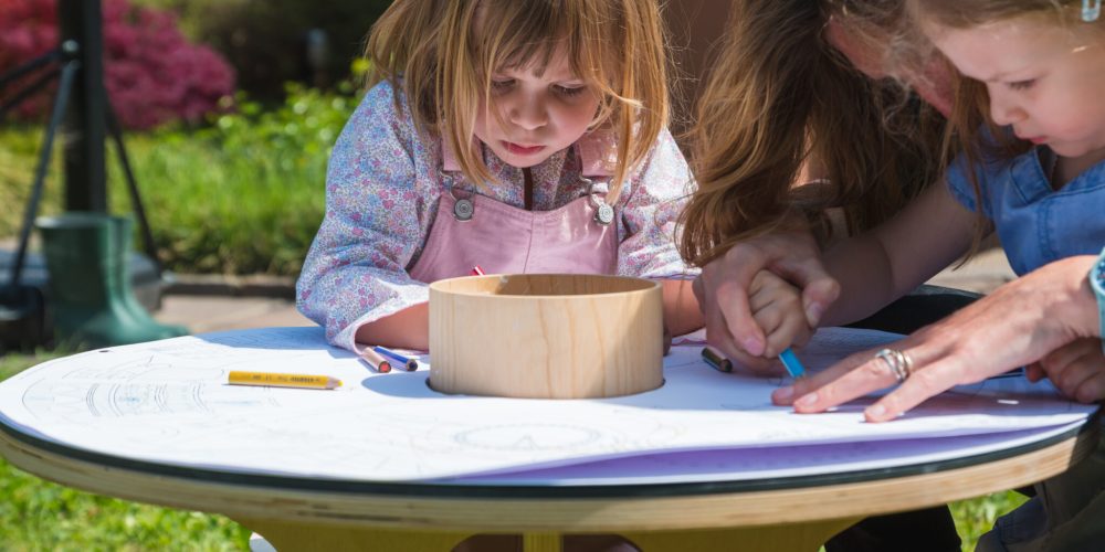 Les enfants s'amusent sur la Drawin'table lors d'un évènement.