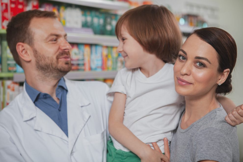 beautiful woman shopping at drugstore with her little son espace jeux enfants pharmacie