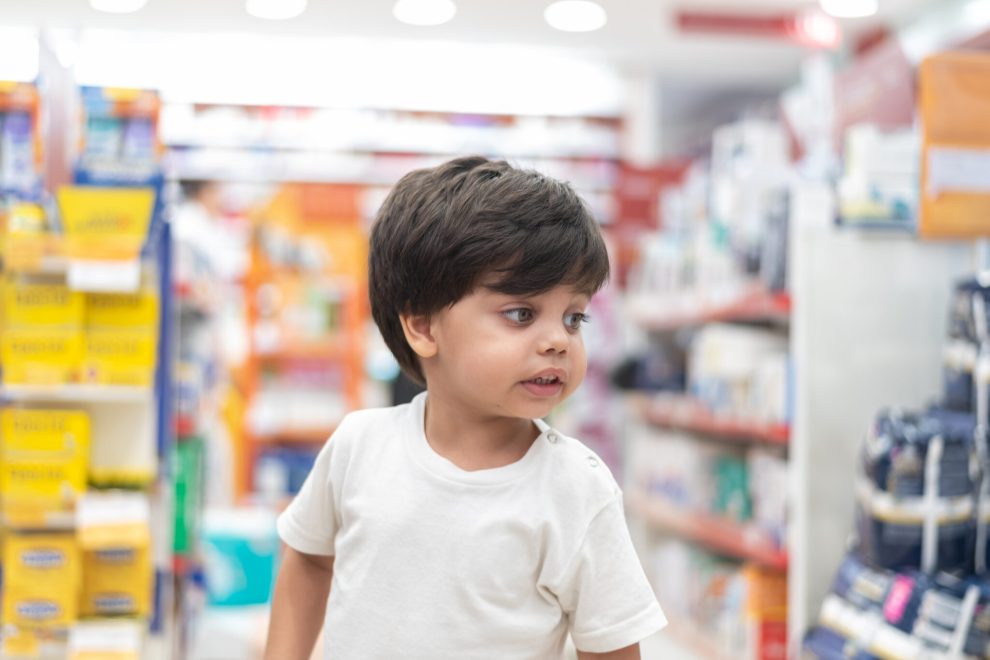 boy in white t shirt at drugstore espace jeux enfants pharmacie