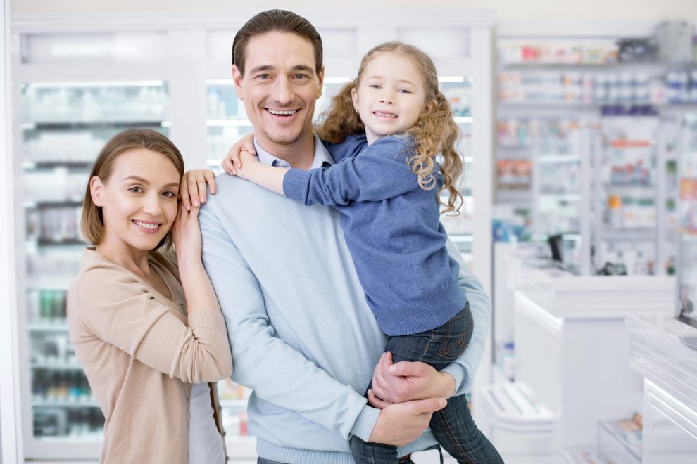 joyful gay family getting in drugstore espace jeux enfants pharmacie