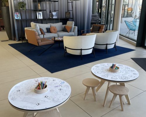 hotel hilton evian les bains Salon moderne avec coin coloriage pour enfants.