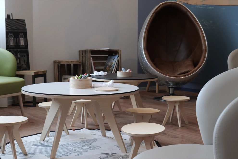 hôtel ibis ancenis Aire de jeux pour enfants moderne et confortable.