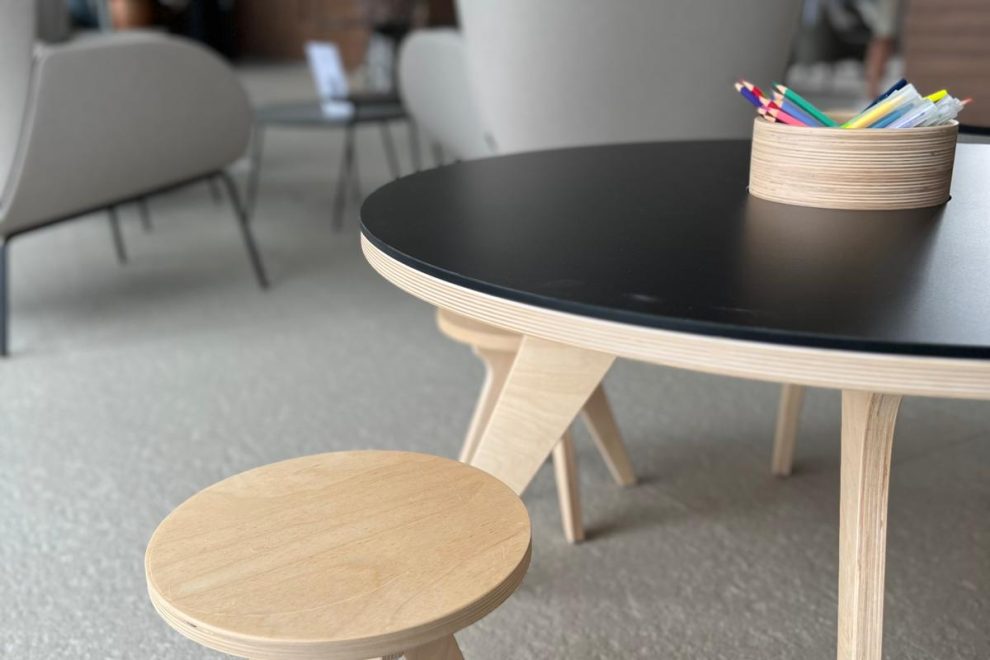 Salon avec table basse et tabouret en bois.