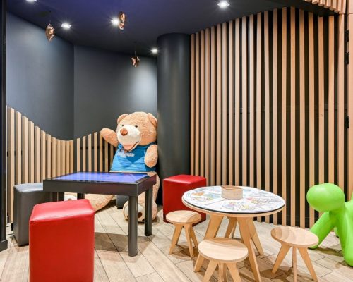 hôtel novotel paris centre bercy Coin enfant avec tables, chaises et ours en peluche.