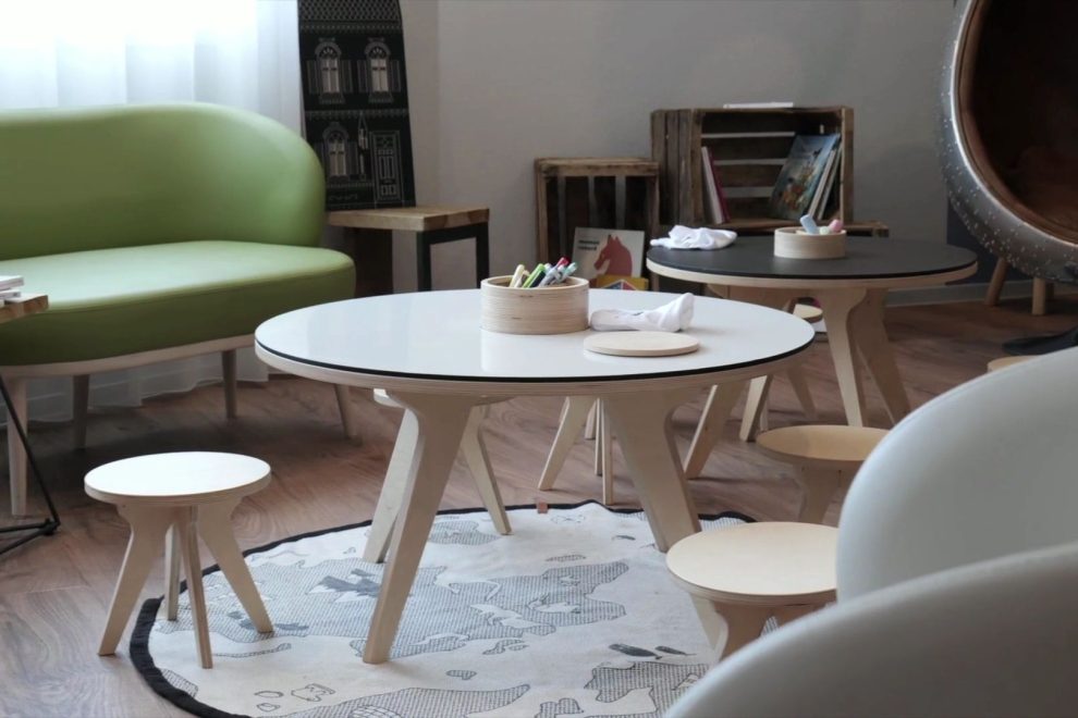 ibis ancenis Salon moderne avec meubles en bois