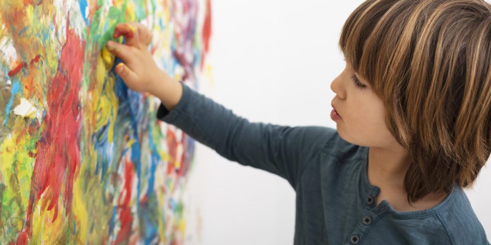 little-boy-home-painting Kids espaces familial