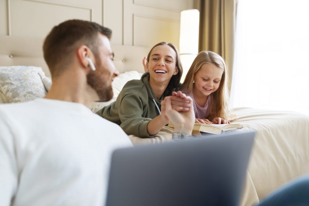 medium-shot-parents-working-remotely espace jeux enfants hôtels