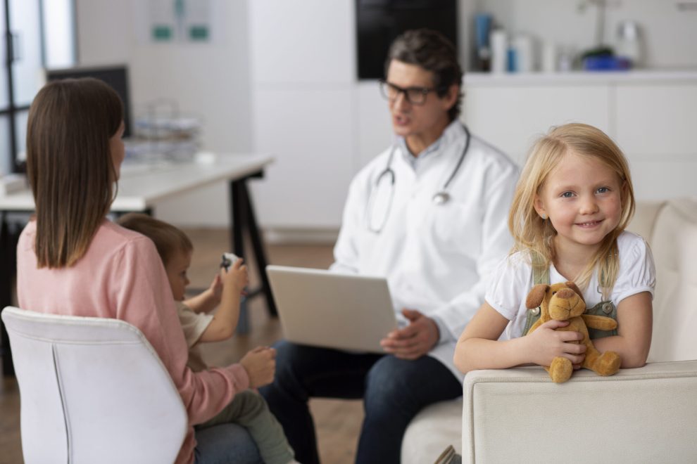 young girl pediatrician consultation with her doctor her mother espace jeux enfants maison médicale