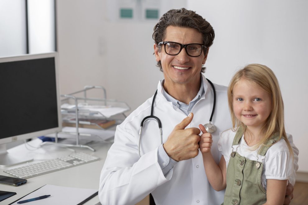 young girl pediatrician s office physical examination espace jeux enfants maison médicale