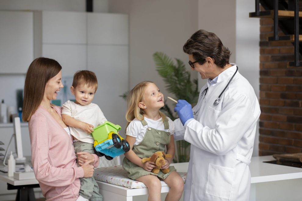 young mother with two children doctors appointment espace jeux enfants maison médicale